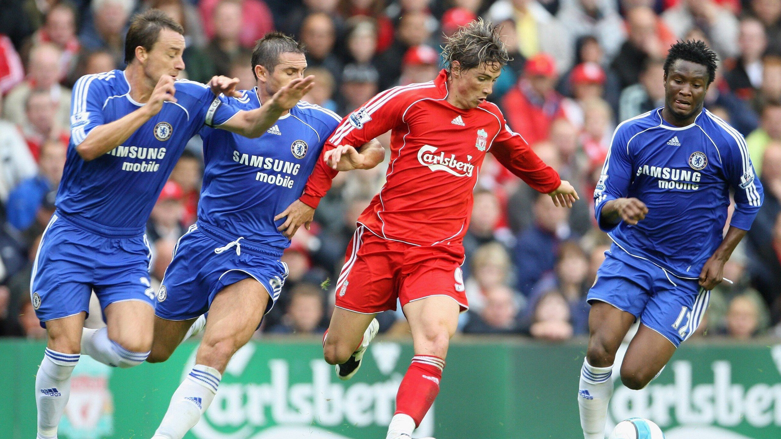 主队球员在比赛中发挥出色，拿下胜利，足球比赛主队在前面还是后面