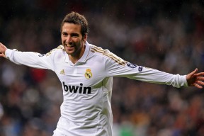 瑞士球员用滑雪动作过人，解说员笑出声，瑞典滑雪运动员