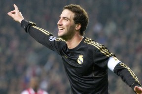 开云体育官方网站-克鲁中场组织有序，铁路军团稳扎稳打，克克鲁开战了