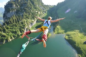 皇马遭遇拜仁逆转，遗憾无缘欧冠四强，皇马和拜仁欧冠比赛视频