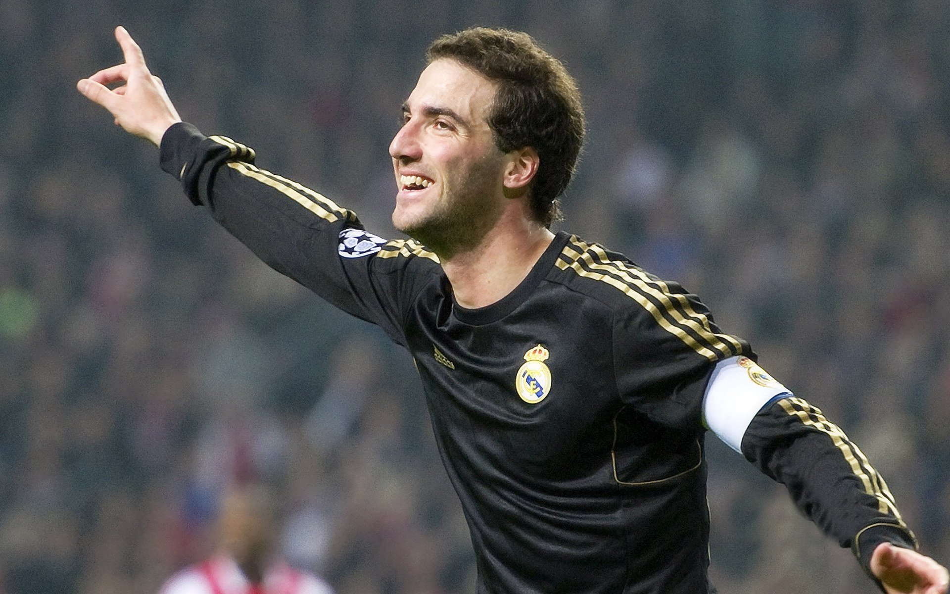 克鲁中场组织有序，铁路军团稳扎稳打，克克鲁开战了